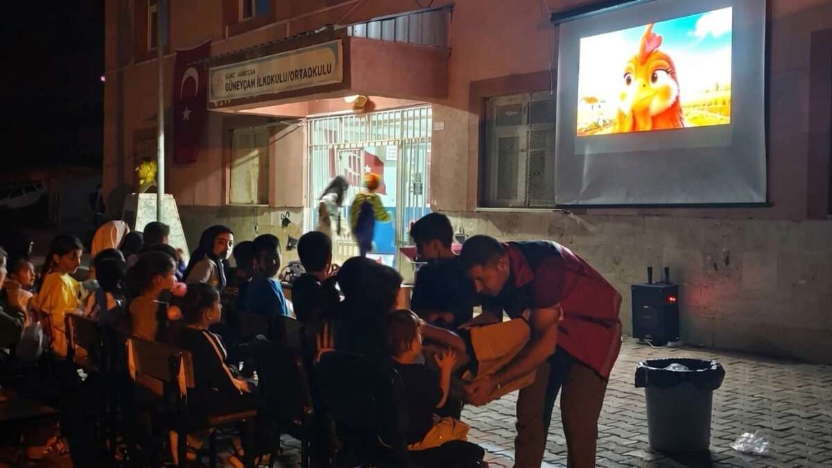 Şırnak’ta Minikler Köy Meydanına Akın Etti: Yıldızların Altında Unutulmaz Manzara!