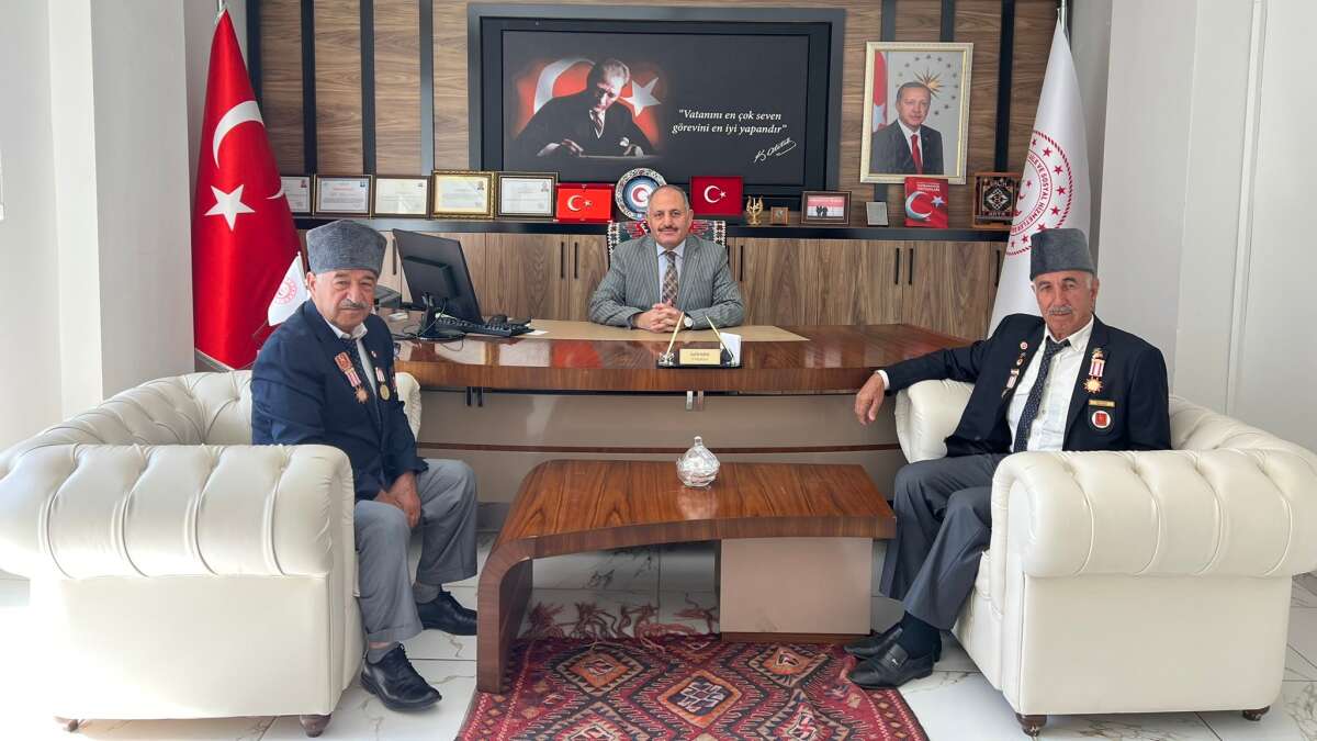Şırnak'ta Duygu Dolu Buluşma: Kahraman Gaziler, İl Müdürü Salih Kaya'yı Ziyaret Etti