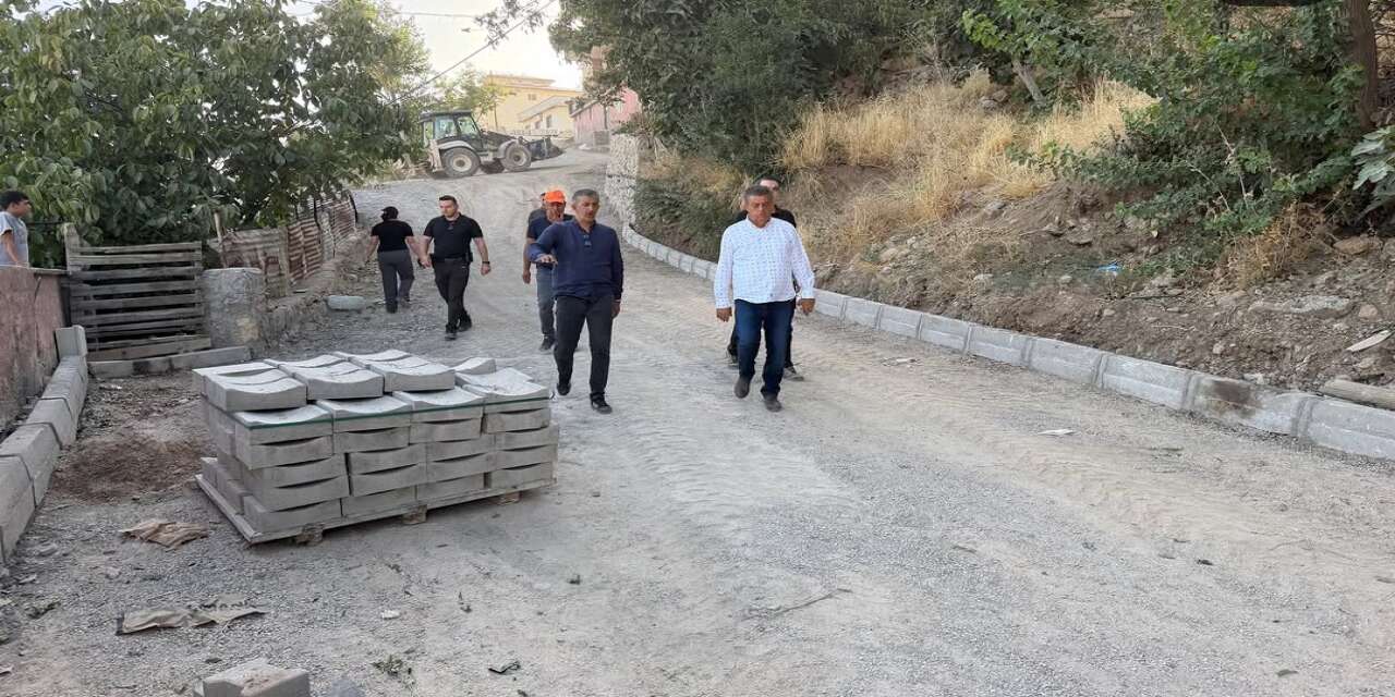 Şırnak'ta Yol Ve Kilitli Parke Çalışmaları Sürüyor
