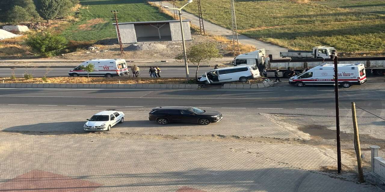 Tır ile Panelvan Çarpıştı: 3 Yaralı