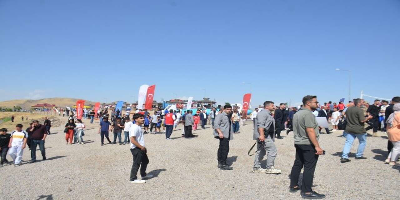 Bulanık’ta Bir İlk: Su Sporları ve Plaj Oyunları Şenliği Renkli Görüntülere Sahne Oldu