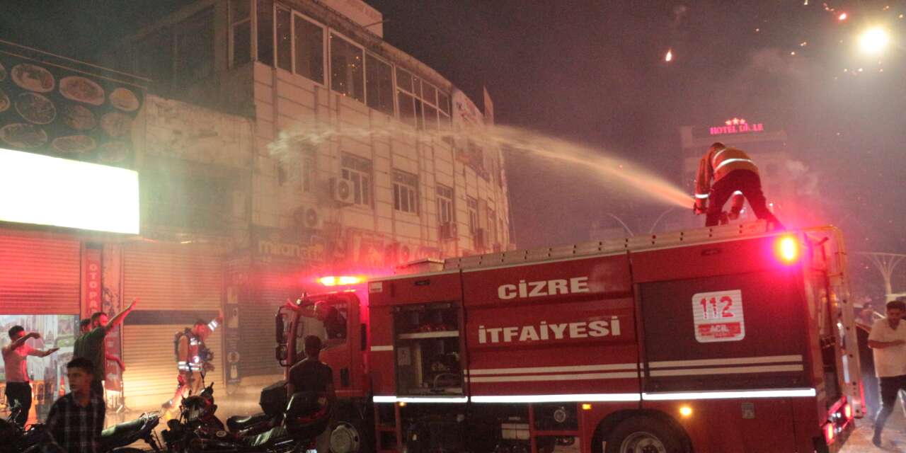 Cizre’deki Galibiyet Kutlamalarında 3 İş Yeri ve 1 Araç Yandı, 1 İtfaiye Eri Yaralandı