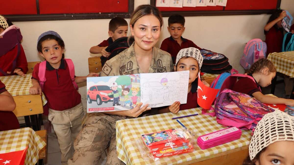 Jandarmadan Sason'da Anlamlı Ziyaret: Miniklere Aybüke Öğretmen Anlatıldı