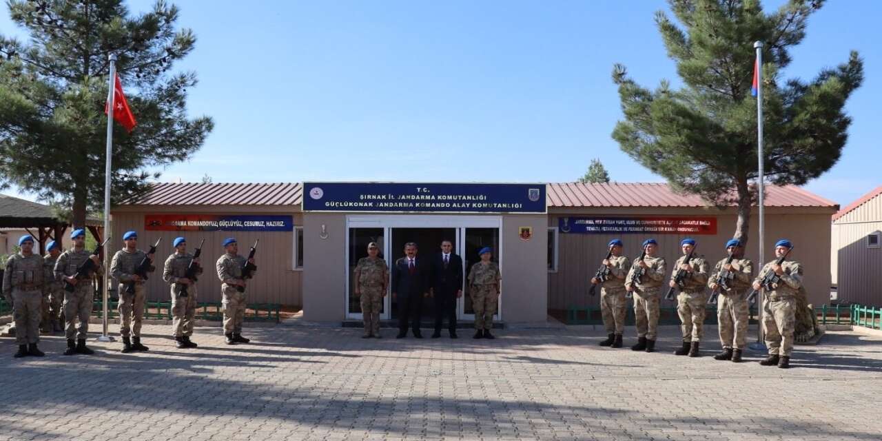 Şırnak Valisi Ekici, Güçlükonak’ta Mehmetçiklerle Bir Araya Geldi