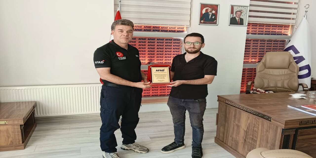 Müdür işlek, Şırnak’ta 13 Yıldır Hizmet Veren Personele Plaket Takdim Etti