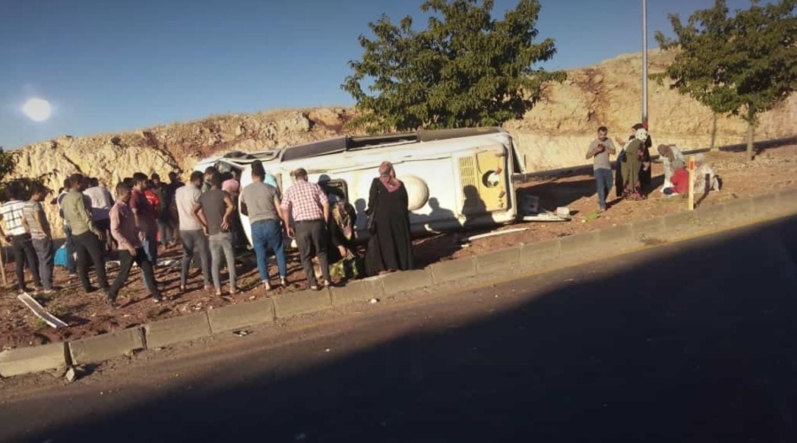 Şanlıurfa'da işçi servisi devrildi: 10 yaralı