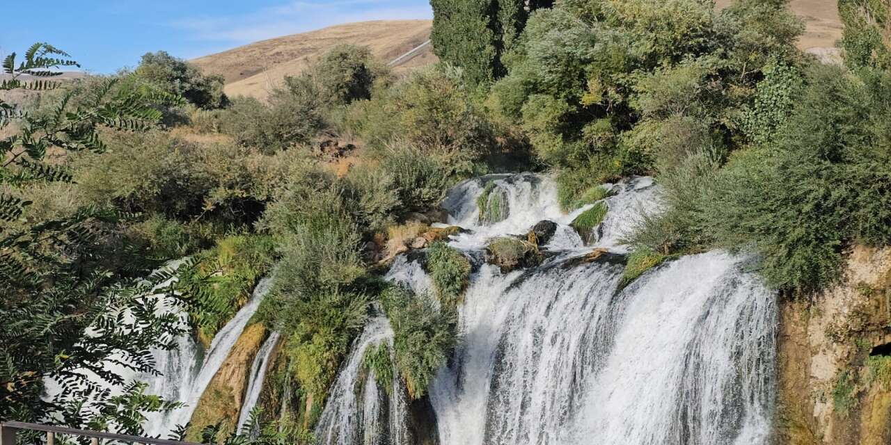 Komşu Ülke Turistlerinin Rota Adresi: Muradiye Şelalesi