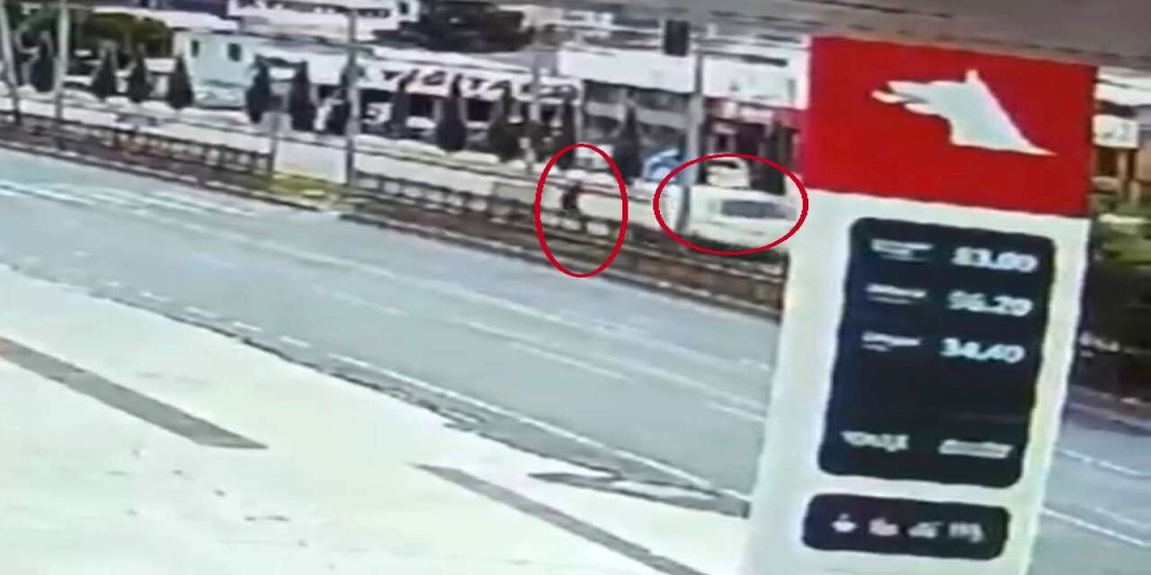Kıl Payı Kurtuluş Kamerada! Diyarbakır'da Hızla Gelen Arabayı Son Anda Fark Etti!