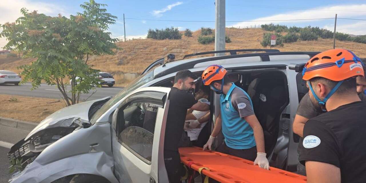 Bingöl’de hafif ticari araç direğe çarptı: 1 yaralı