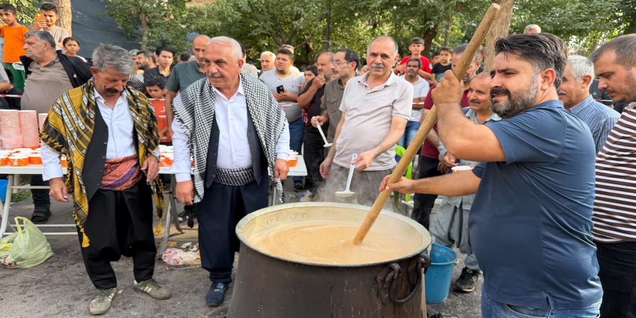 Siverek'te 8 Yıllık Gelenek Yaşatıldı: 1 Tonluk Kazanda Bulamaç Kaynatıldı, İzdiham Yaşandı!