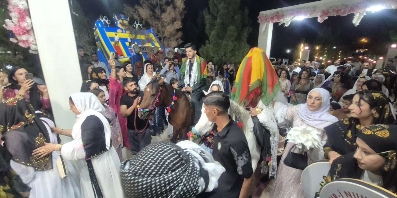 Gazeteci Mehmet Başkurt'un Oğlunun Düğününde Dengbejler Sahne Aldı Düğün Dev Konserleri Aratmadı