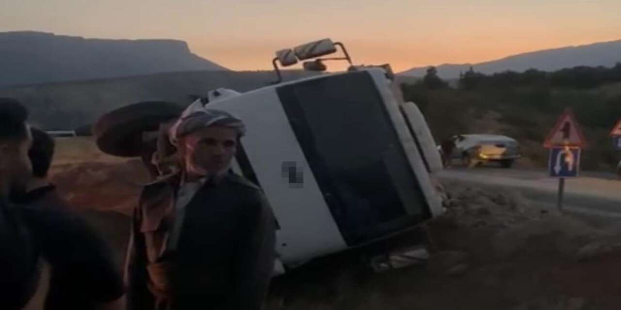 Hakkari’de kum yüklü kamyonet kontrolden çıktı: 1 kişi yaralandı