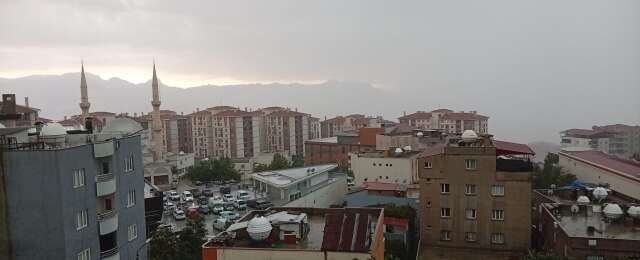 Şırnak’ta sonbaharın ilk sağanağı etkili oldu