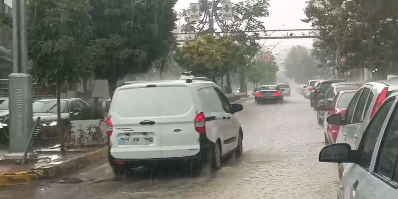 Şırnak’ta sağanak yağış sonrası rögarlar tıkandı, sokaklar göle döndü