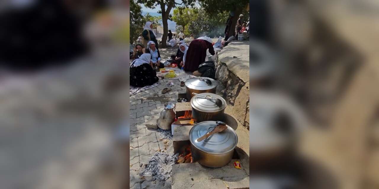 Şırnak Balveren’de Asırlık Gelenek Yaşatıldı: Mezarlık Ziyaretinde Dualar Edilip Yemekler Dağıtıldı!