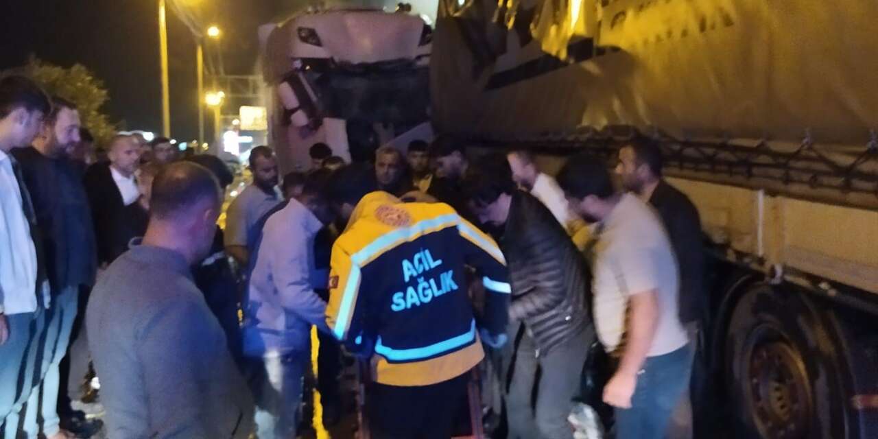Kafa Kafaya Çarpıştılar!  Feci Tır Kazası: 2 Yaralı!