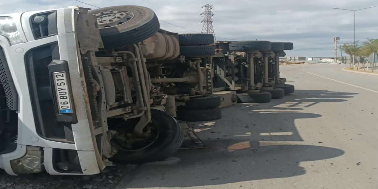 Şırnak'ta  Kaza:Odun Yüklü Kamyon Devrildi