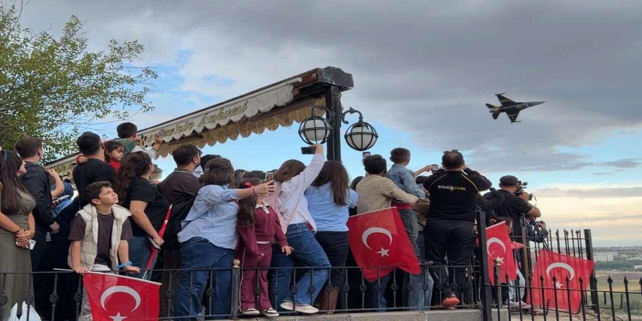 SOLOTÜRK binlerce yıllık surların üzerinde nefes kesti