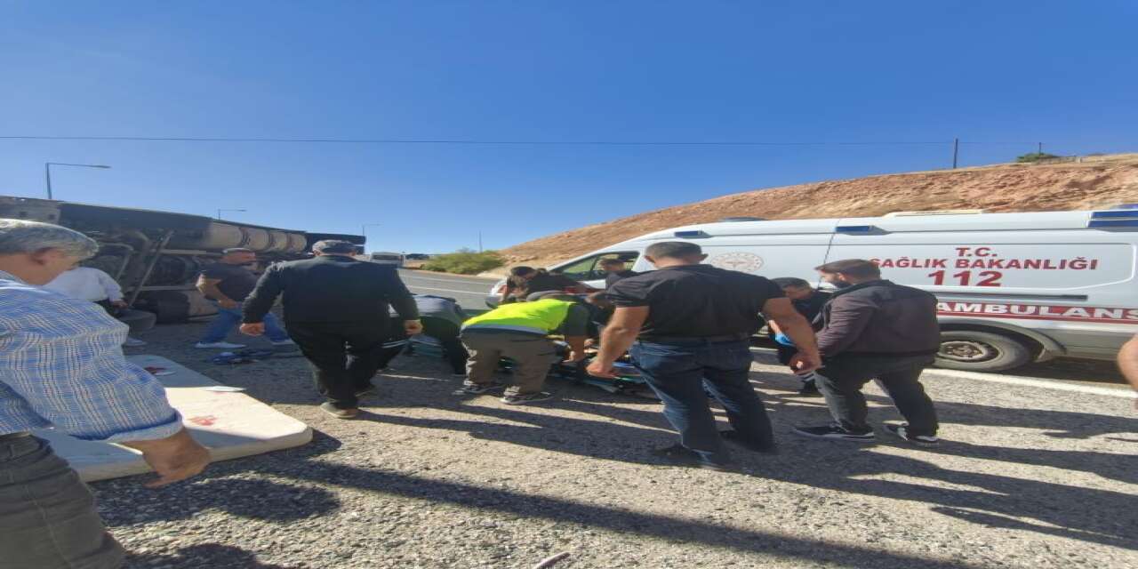 Eruh’ta Tır Devrildi: Sürücü Ağır Yaralandı