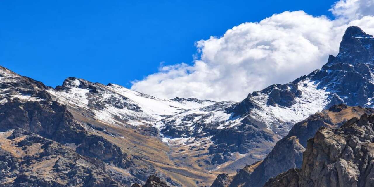 Hakkari’de Ekim Ayında Kar Sürprizi: Dağlar Beyaza Büründü