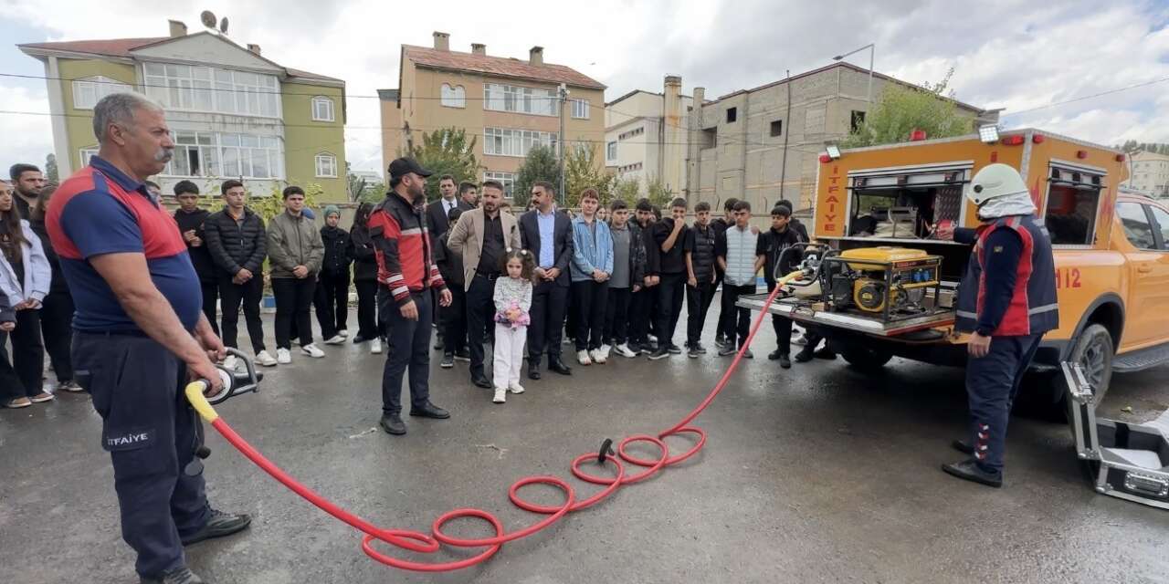 Yüksekova’da İtfaiye Haftası öğrencilerle tamamlandı