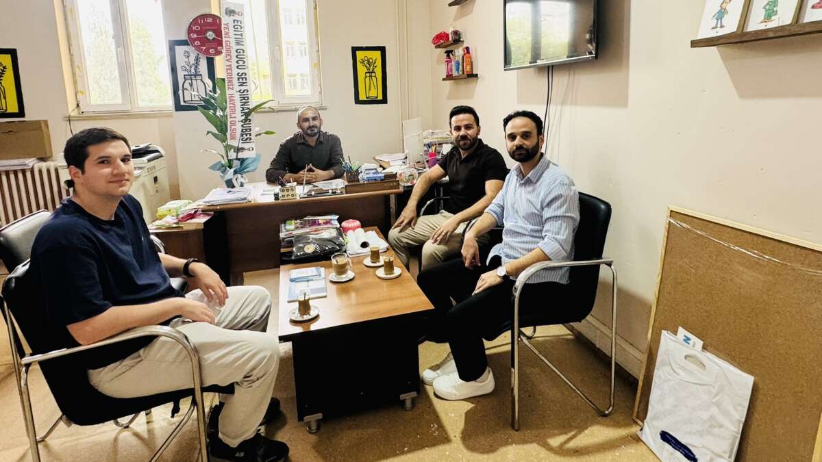Şırnak'ta Yeni Müdür Yardımcısına Sendikadan Sürpriz Ziyaret: Masa İsimliği ve Çiçek Takdim Edildi!