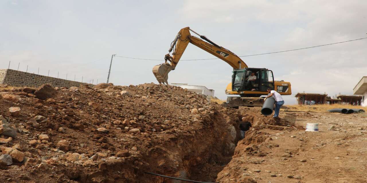 Cizre’de yeni yerleşim alanına kanalizasyon hattı döşeniyor