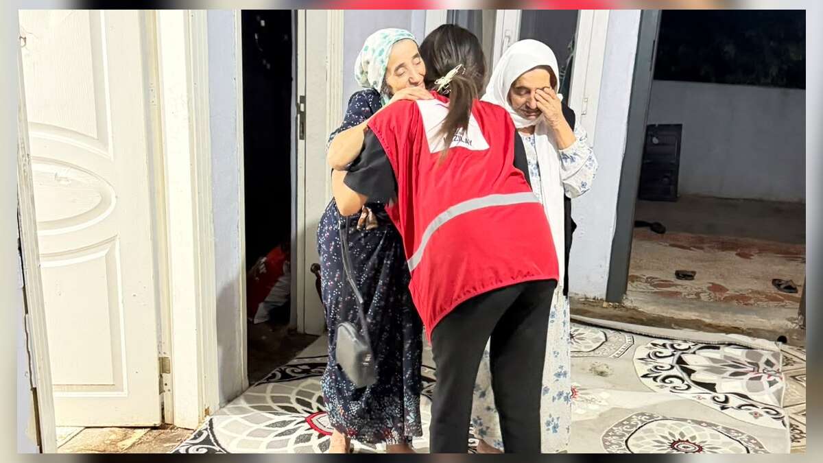 Silopi'de Yürekleri Isıtan Dayanışma: Kızılay İhtiyaç Sahibi İki Kardeşin Yüzünü Güldürdü!