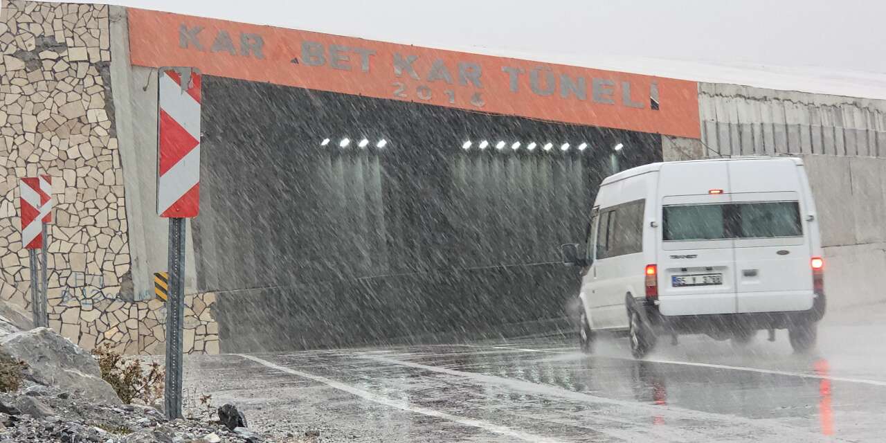 Karabet Geçidi’nde Sis ve Kar Sürprizi: Görüş Mesafesi Düştü, Sürücüler Uyarıldı!