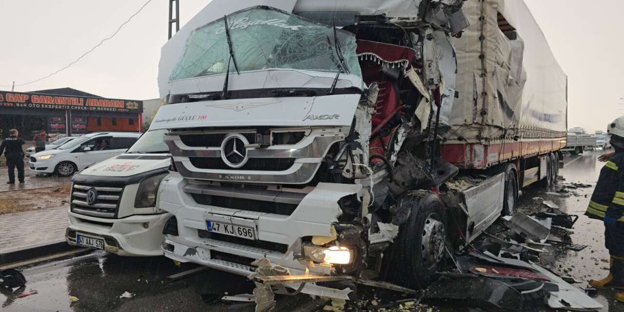 Nizip’te E-90 Kara Yolında Feci Zincirleme Kaza: 2 Tır ve 1 Minibüs Çarpıştı, 2 Yaralı!