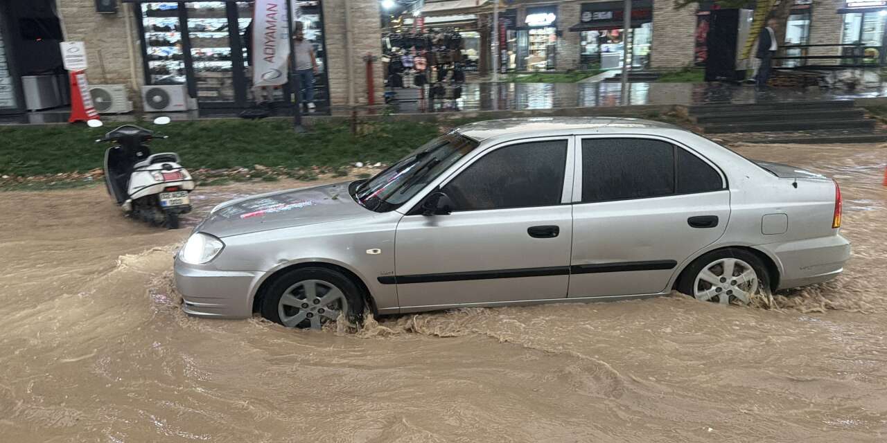 Yollar Çöktü, Araçlar Çukura Gömüldü! Aniden Bastıran Yağış Şehri Esir Aldı...