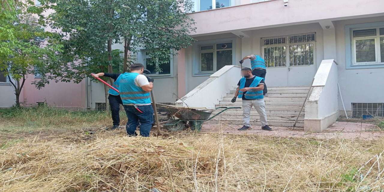 Şırnak’ta Okul Çevresinde Temizlik Ve Budama Çalışması