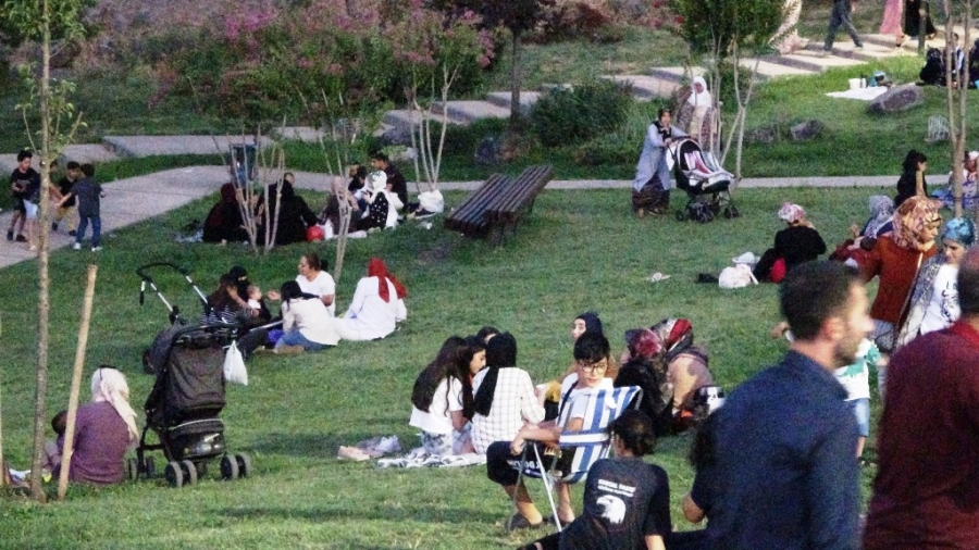 Diyarbakır’da tarihi mekanlar sıcak hava nedeniyle gündüz boş, akşam dolu