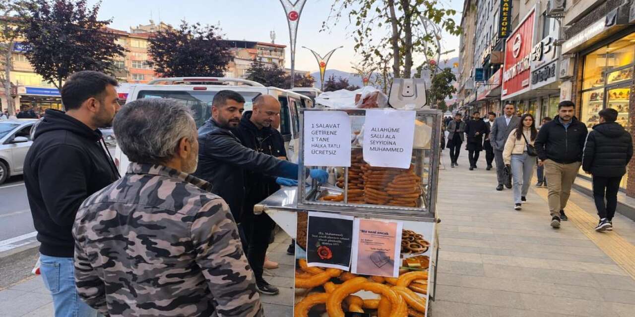 Gönülleri Isıtan Uygulama! Bir Salavat Getirene Bir Halka Tatlı Bedava