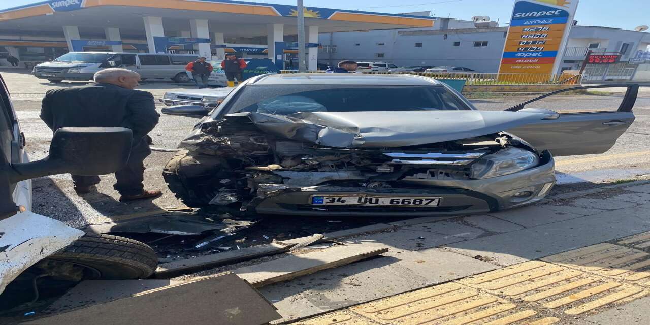 Siirt'te İki Otomobil Kafa Kafaya Çarpıştı