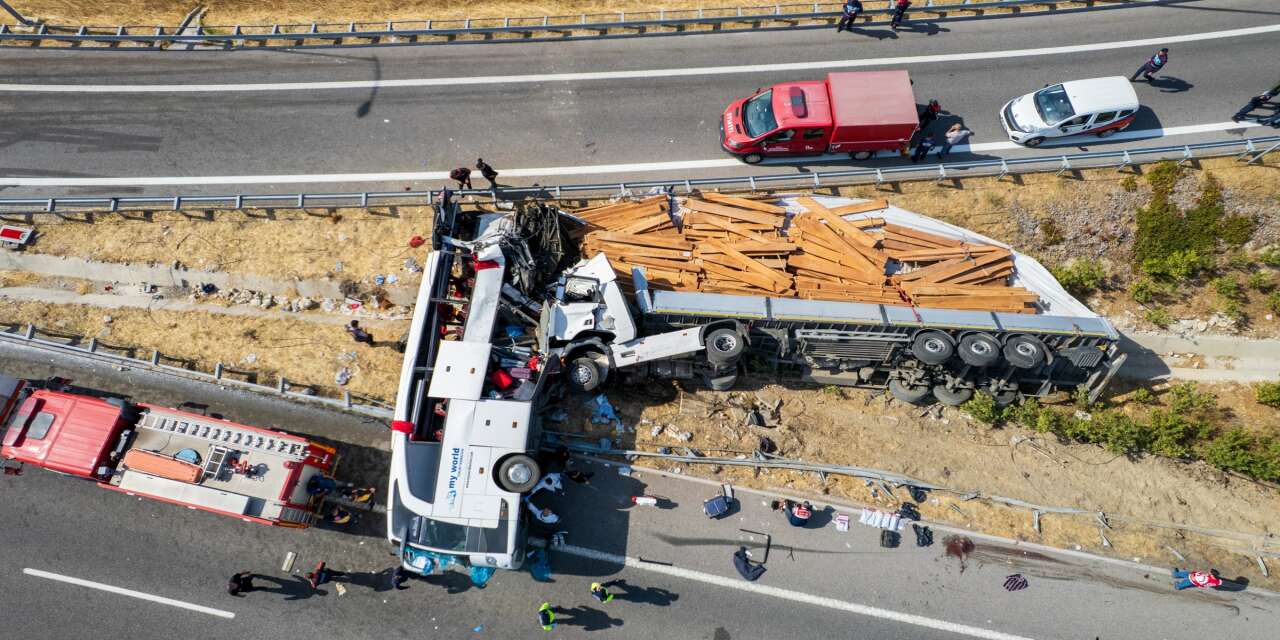 Manisa'daki Dehşet Kazada Bilanço Ağırlaşıyor: 11 Ölü, 27 Yaralı! Şoför Gözaltında