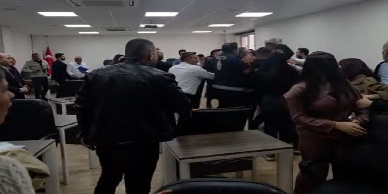 Dem Partili Meclis Üyeleri Belediye Başkan Yardımcısına Saldırdı!