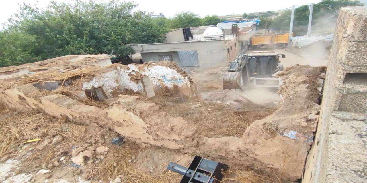Şırnak'ta Belediye 70 Yıllık Toprak Evin Yıkımına Başladı