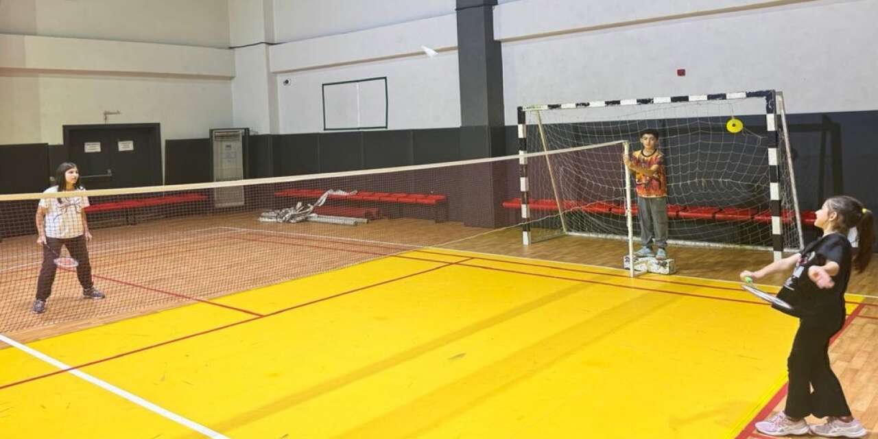 Cizre'de Gençler Kortlara İndi: Badminton Müsabakaları Tüm Heyecanıyla Sürüyor