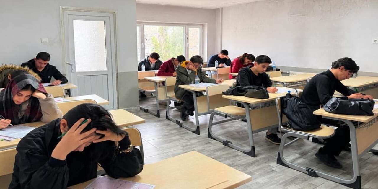 Uludere'de Geleceğin Üniversitelileri Sınandı: DYK Kapsamında Dev Deneme Sınavı