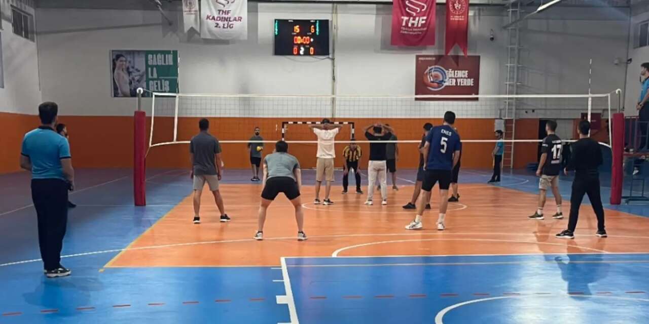 İdil'de Kurumlar Sahaya İndi: Voleybolda Kupa Heyecanı