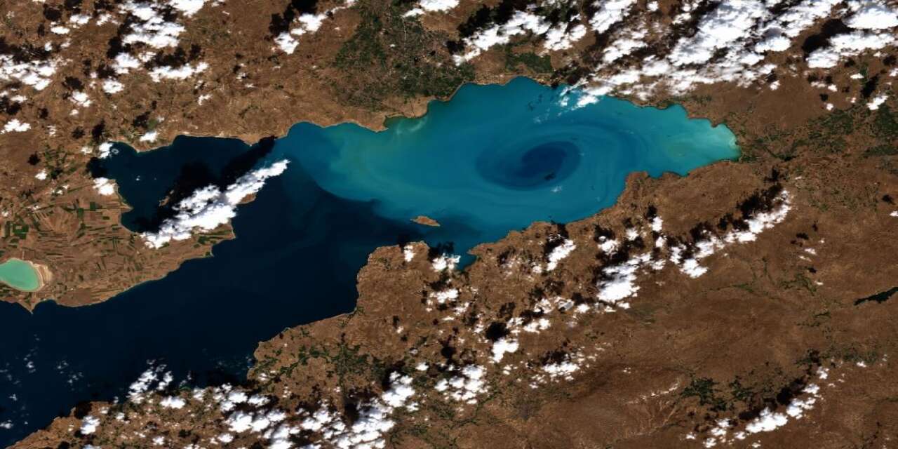 Van Gölü Uzaydan Ebru Tablosunu Andırdı! Eşsiz Görüntüler Büyüledi