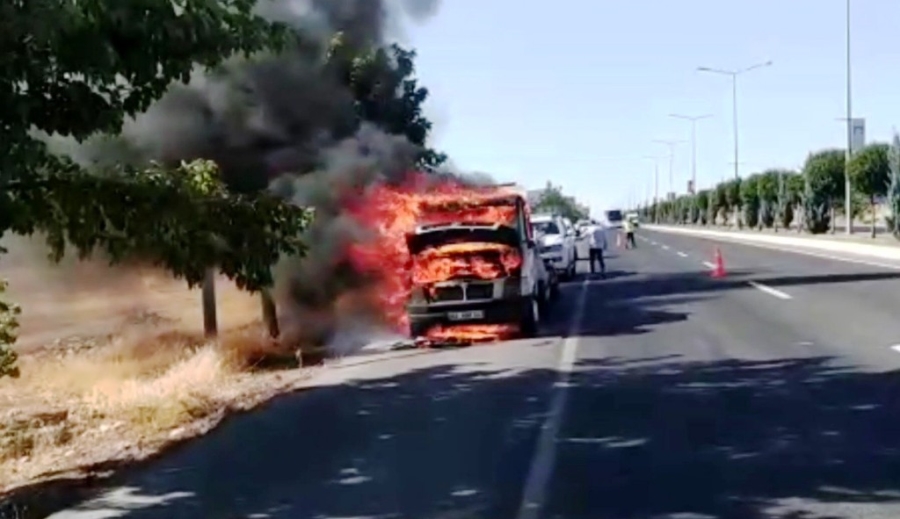 Şanlıurfa'da oto kurtarma aracı alev alev yandı