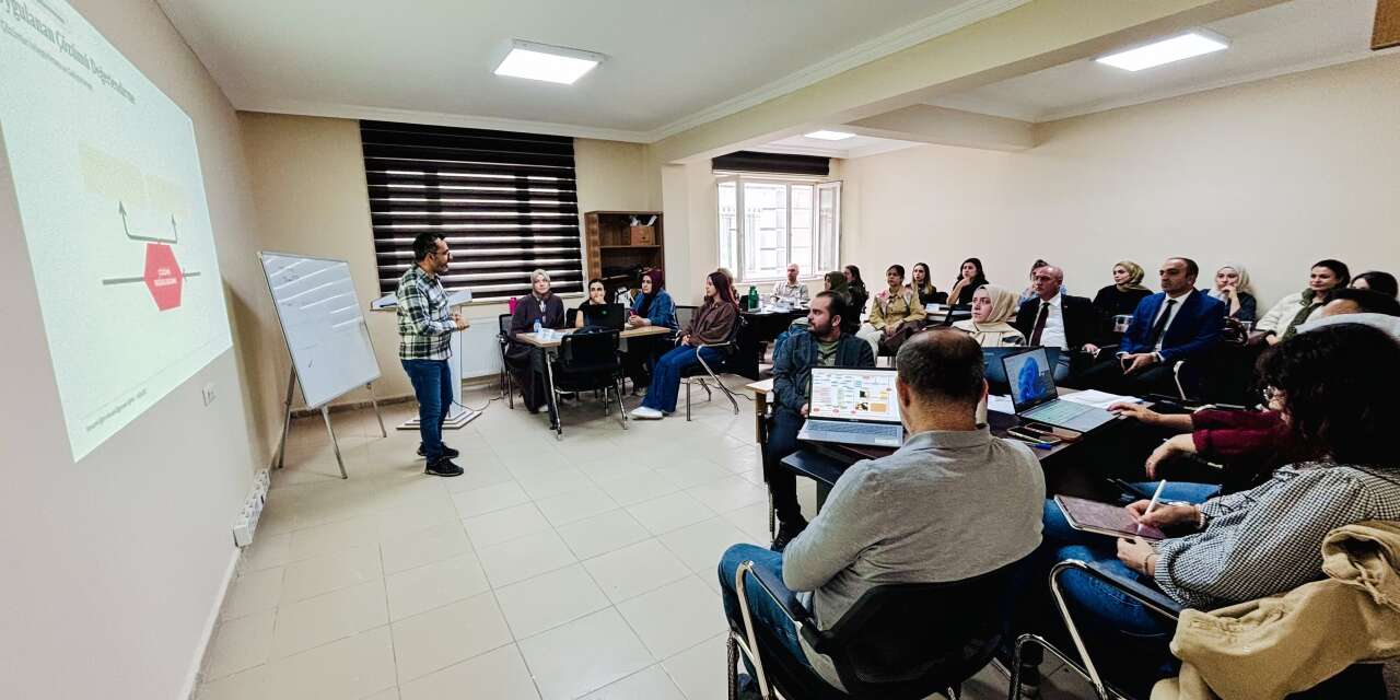 Şırnak’ta Öğretmenlere "Harezmi Eğitim Modeli" Eğitimi