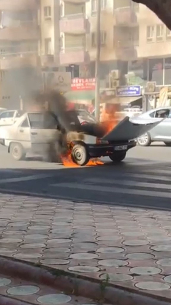 Batman’da trafik ışıklarında bekleyen otomobil alev aldı