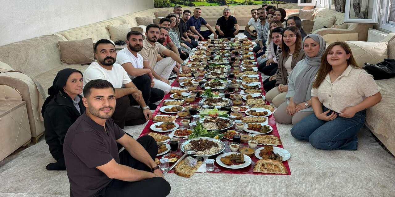 Şırnak’ta Öğretmenlerden Geleneksel Yer Sofralı Veli Ziyareti