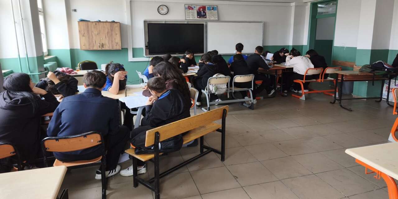 Cizre’de Öğrenciler Edebiyat Dersinde Birlikte Üretti