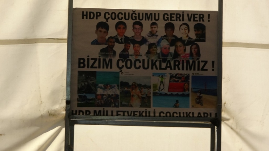 Evlat nöbetindeki aileler: "En son çocuk dağdan ininceye kadar buradayız"
