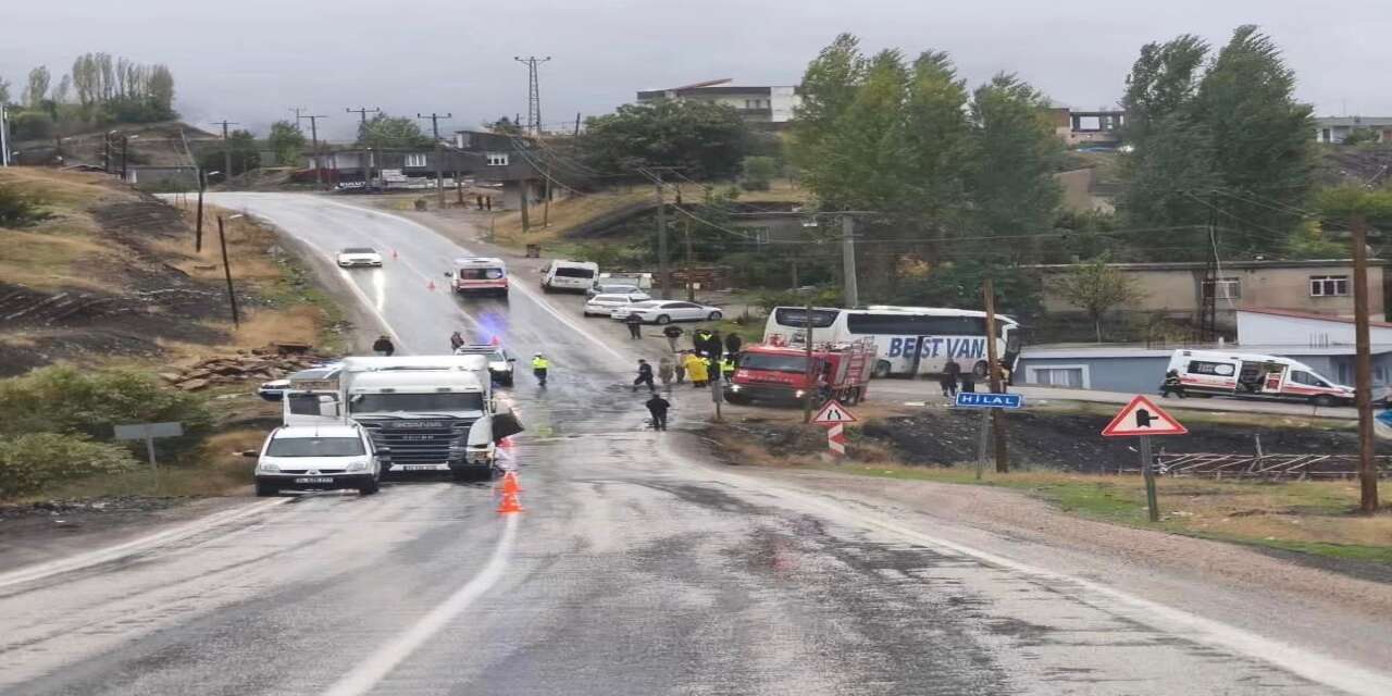 Şırnak’ta otobüs tırla çarpıştı: 1 ölü, 14 yaralı