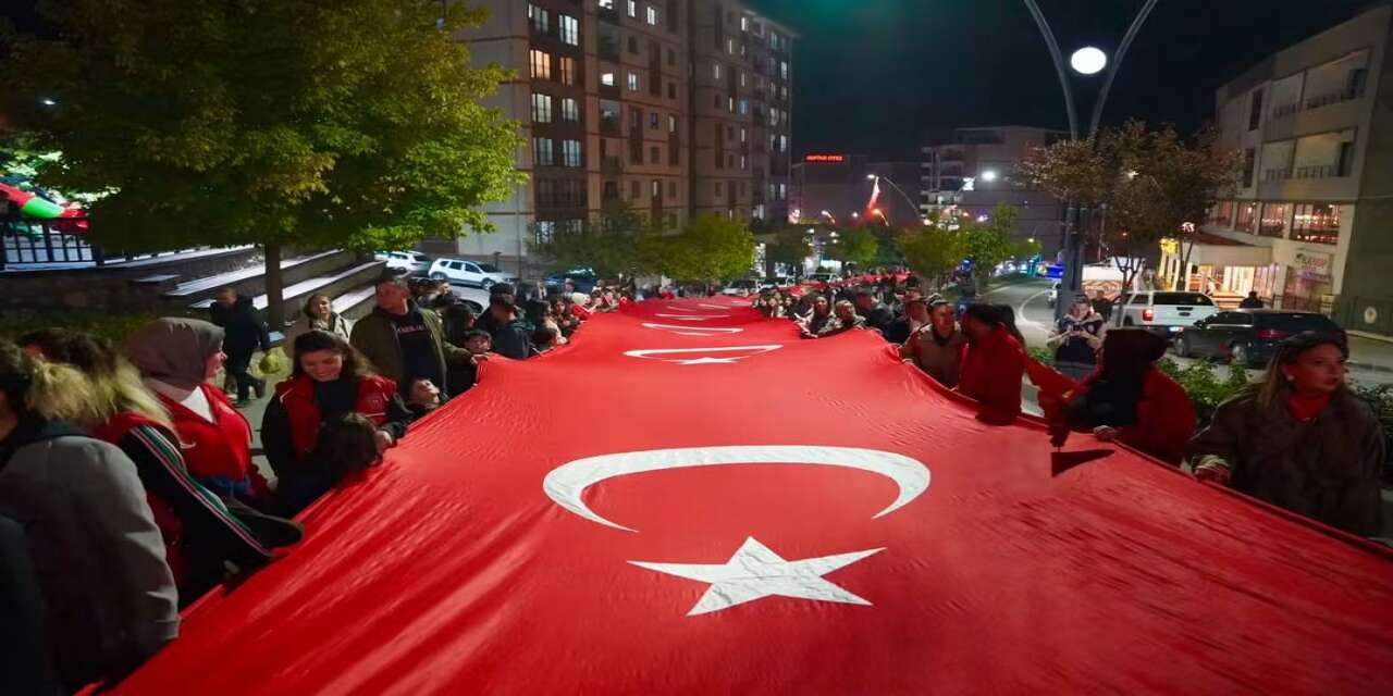 Şırnak’ta Cumhuriyet Coşkusu! Dev Türk Bayrağıyla Fener Alayı